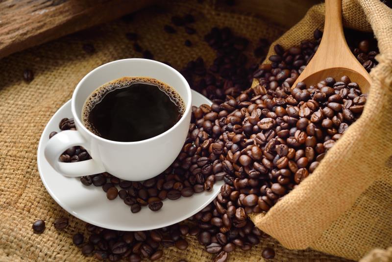  Xícara e grãos de café / Imagem de Diego Leite no Pixabay
