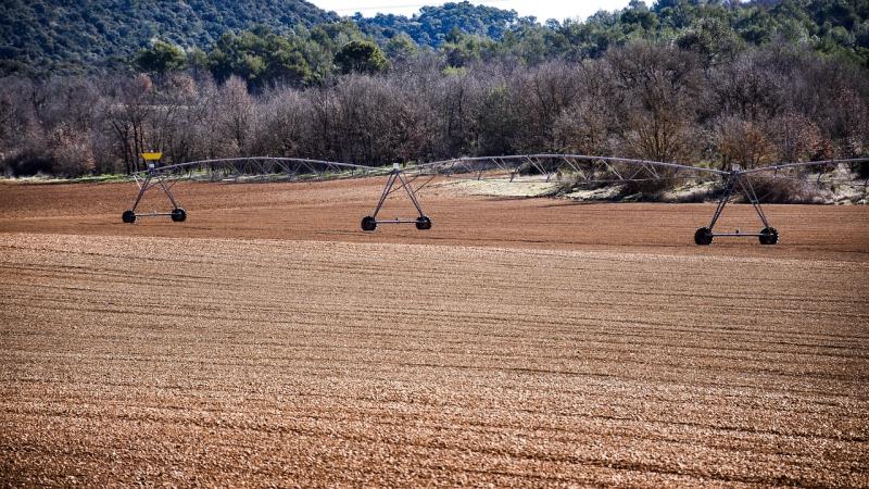  Sistema de pivô central irrigando cultivo / Pixabay de rdlaw