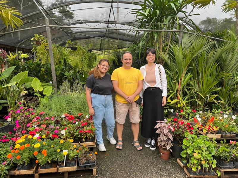 Brenda, Taís e Guilherme na floricultura